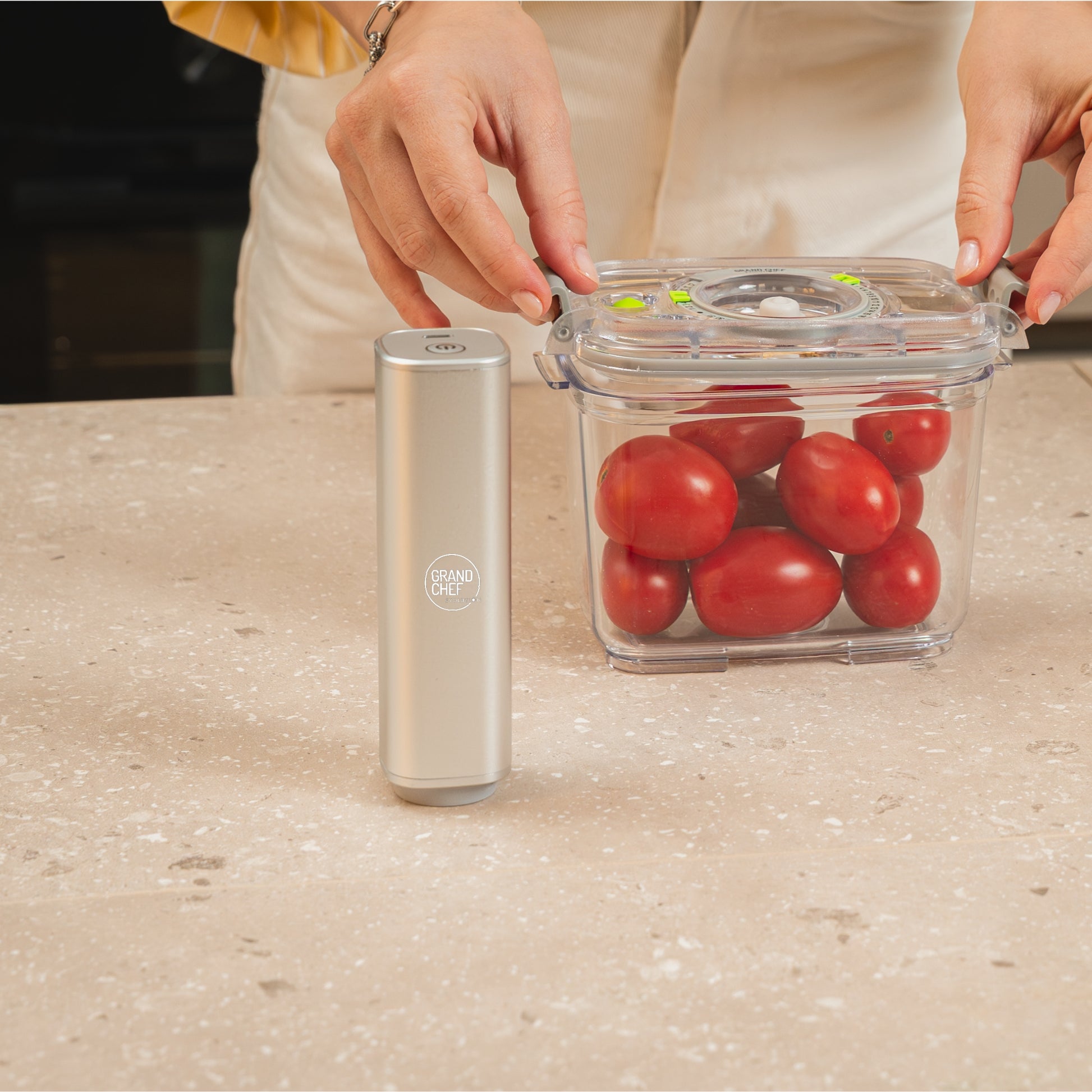 Pompa elettrica EvoFresh con contenitore Tritan per conservare pomodori sottovuoto