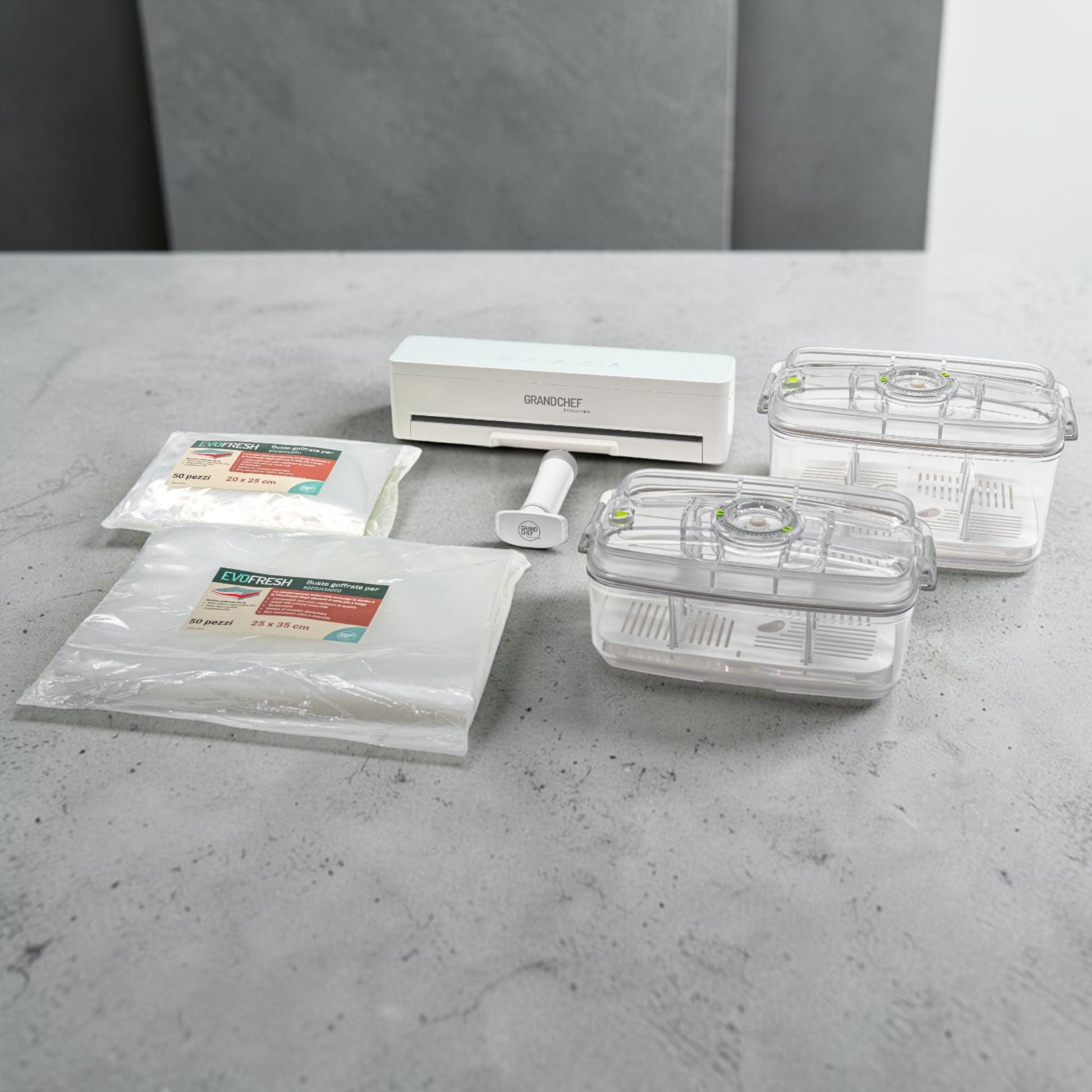 EvoFresh Starter Tritan Large con macchina sottovuoto automatica, contenitori Tritan XL e buste goffrate